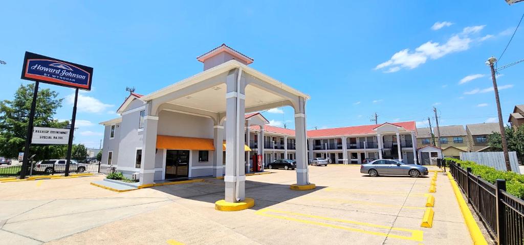 an empty parking lot in front of a building at Howard Johnson by Wyndham Houston Heights Downtown in Houston