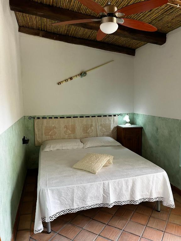 Graziosa stanza campidanese Su terzu - Double Room With Private Bathroom