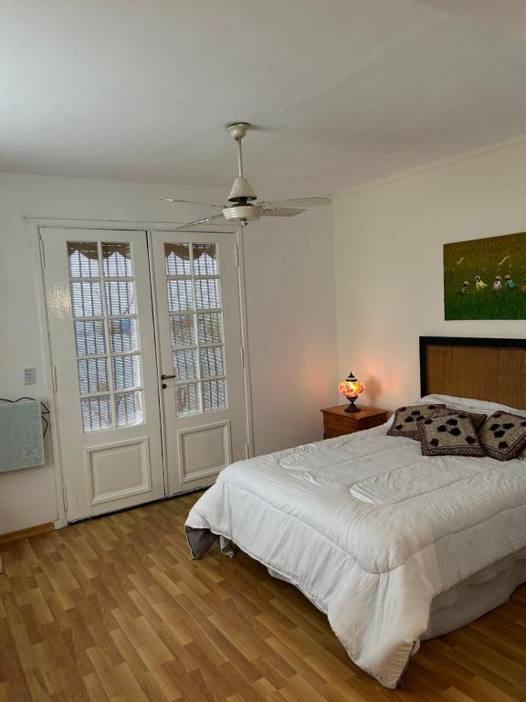 um quarto com uma cama e uma ventoinha de tecto em Sol Palermo, Amplio departamento con terraza en zona La Rural, Embajada y Bosques em Buenos Aires