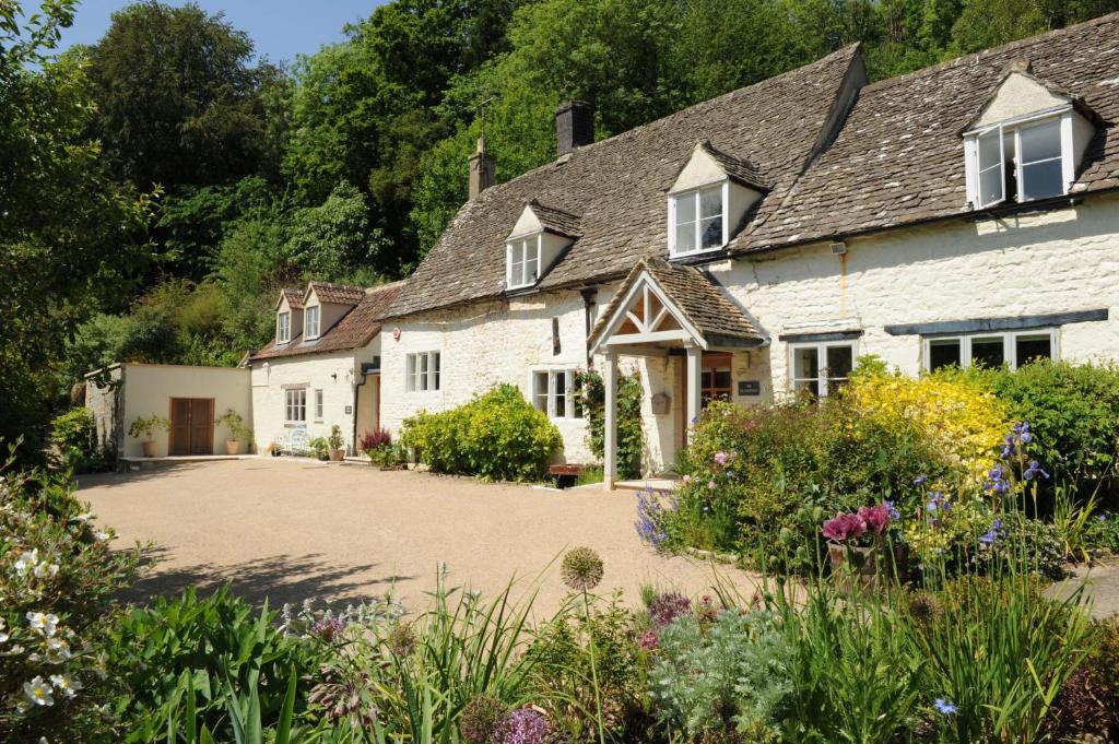 una casa con un jardín delante de ella en Spring Cottage, en Stroud