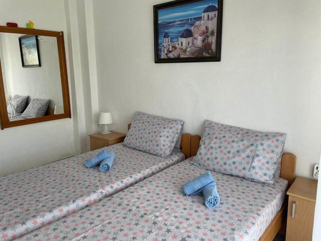 um pequeno quarto com uma cama e um espelho em Asprovalta M em Asprovalta