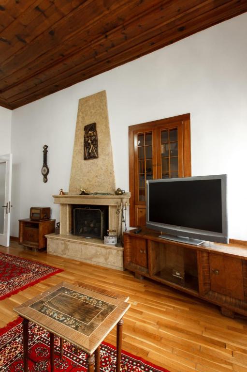 TV a/nebo společenská místnost v ubytování Emblematic House Apartment 2