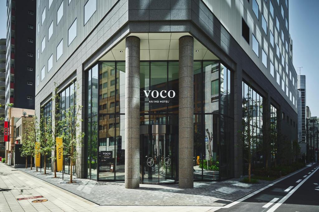 大阪的住宿－voco Osaka Central, an IHG Hotel，一面有文 ⁇ 标志的建筑物