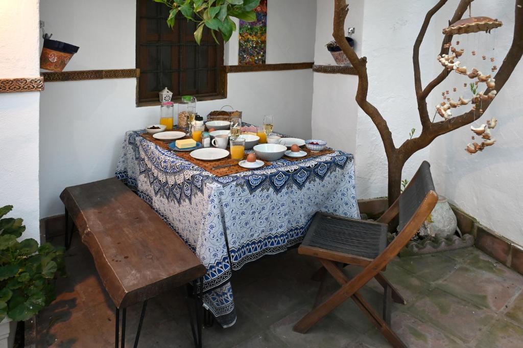 una mesa con comida en una habitación en Casa Andreas, en Periana