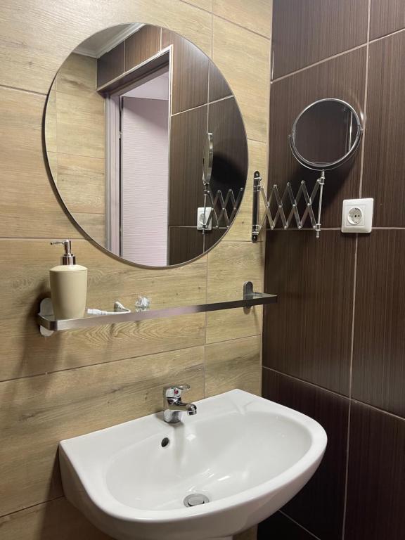 La salle de bains est pourvue d'un lavabo et d'un miroir. dans l'établissement Villa Gabino, à Balatonberény