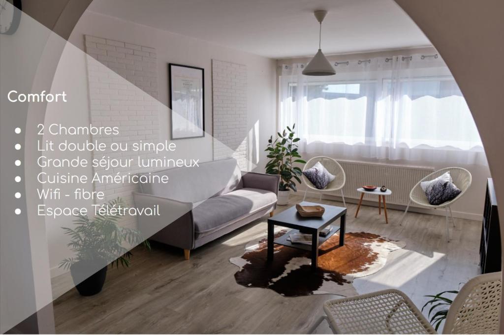 ein Wohnzimmer mit einem Sofa und Stühlen in der Unterkunft Two bedrooms modern apartment close to Tram in Toulouse