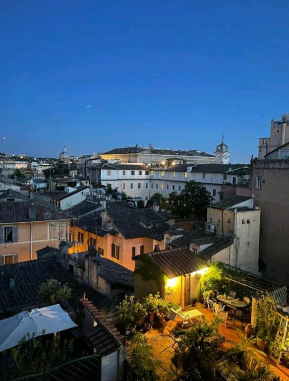 widok miasta nocą w obiekcie Pellegrino 75 Double Bedroom w Rzymie