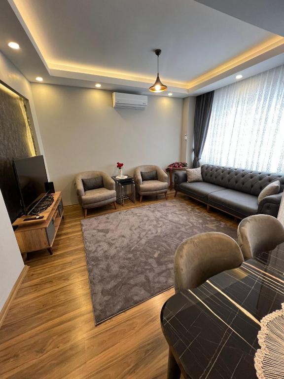 sala de estar con sofá, sillas y TV en Fatih / Aksaray - Yusufpaşa, en Estambul