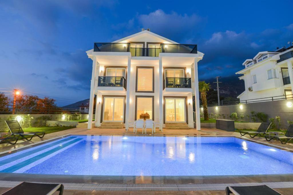 フェティエにあるVilla Marsel evi Ölüdeniz Fethiyeの家の前の大型スイミングプール