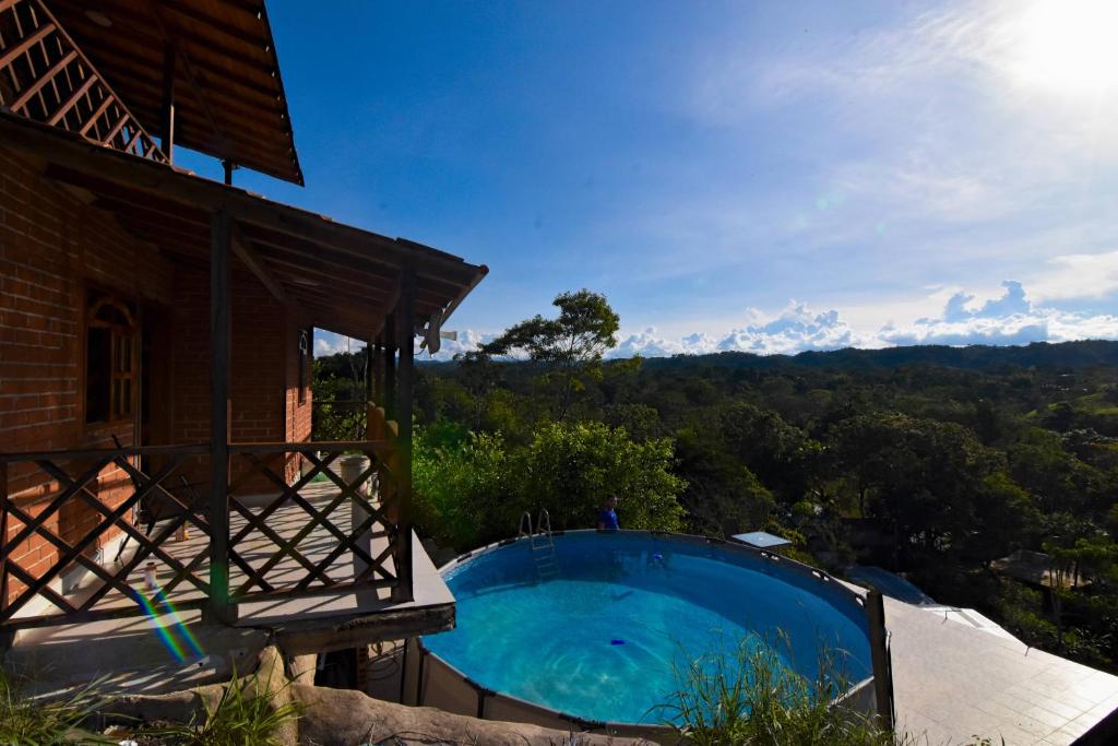 - une piscine sur le côté d'une maison dans l'établissement casa mirador honduras, à Puerto Triunfo