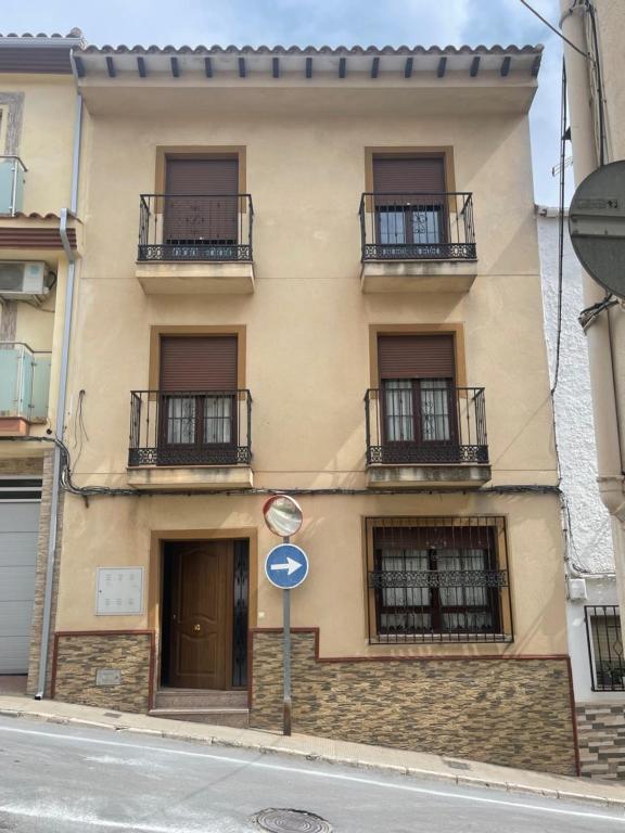 un edificio con balcones y un letrero de la calle delante de él en Casa Josefa, en Pozo Alcón