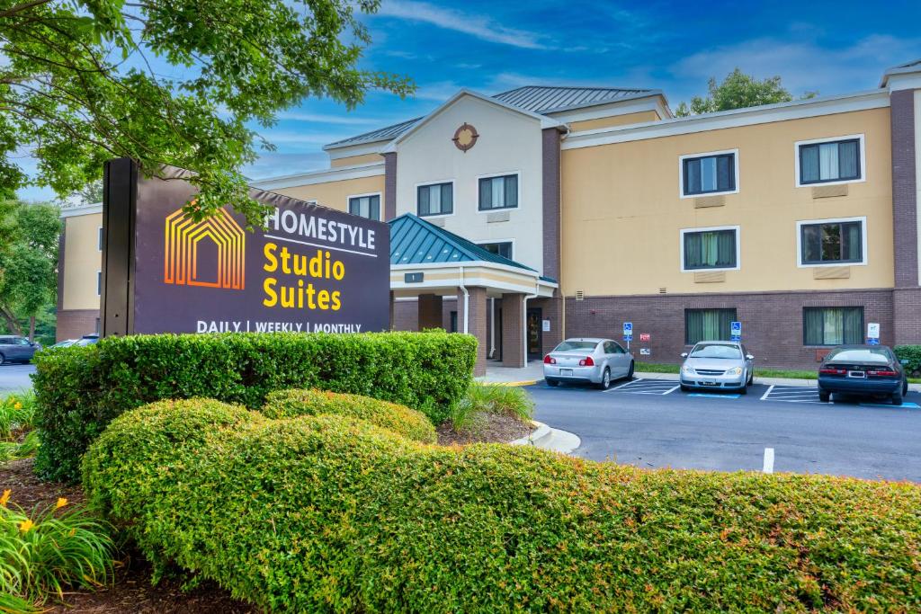 een hotelbord voor een gebouw bij Homestyle Studio Suites in Annapolis