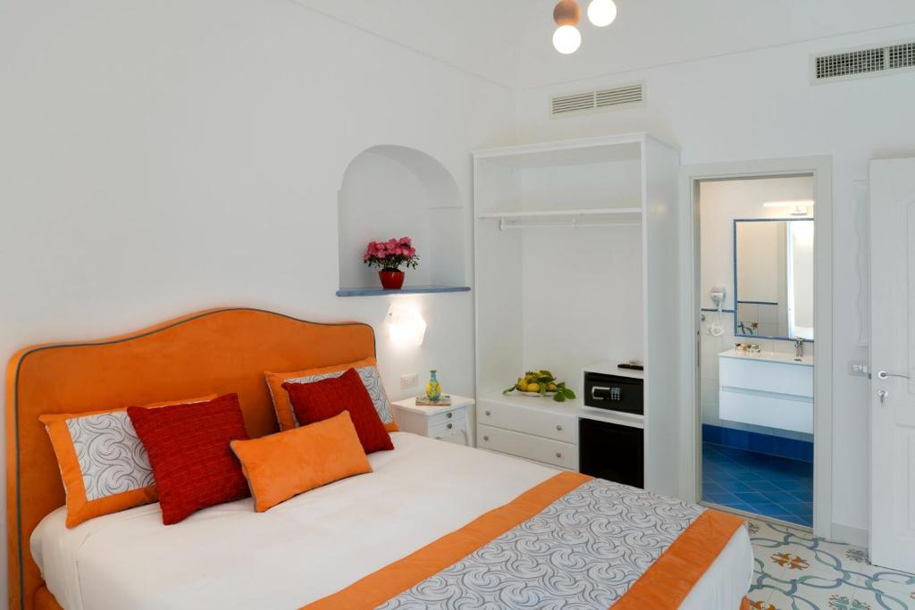 Postel nebo postele na pokoji v ubytování Suites in the Amalfi Coast - GuestHouse with Terrace near Amalfi - Breathtaking View of Ravello
