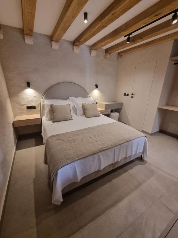 Ένα ή περισσότερα κρεβάτια σε δωμάτιο στο Old Town Olive Studio Apartment