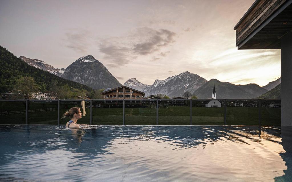 Nespecifikovaný výhled na hory nebo výhled na hory při pohledu z hotelu