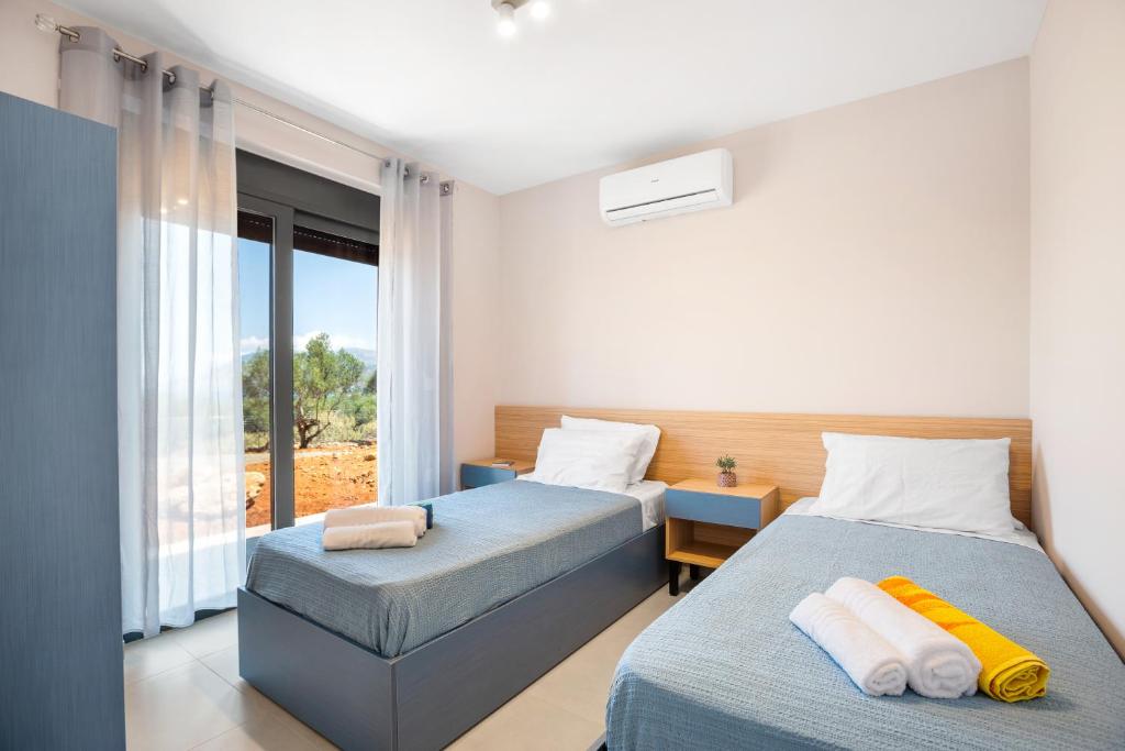 Postel nebo postele na pokoji v ubytování Isabel Artemis Crete - Luxury Sea Views Villas