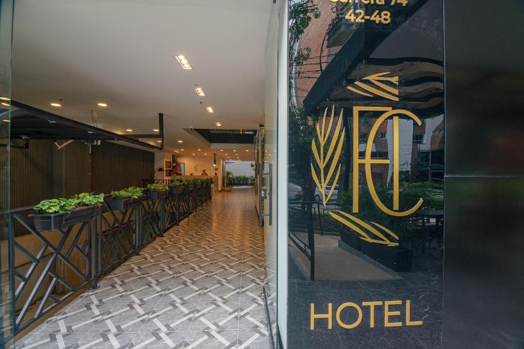 Sijil, anugerah, tanda atau dokumen lain yang dipamerkan di First Class Hotel