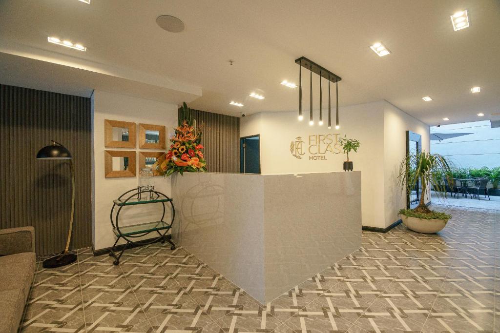 Lobi atau kawasan kaunter penerimaan di First Class Hotel