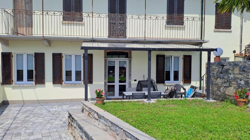 dom z patio przed nim w obiekcie Casa Ducale Como Lake View w mieście Mandello del Lario