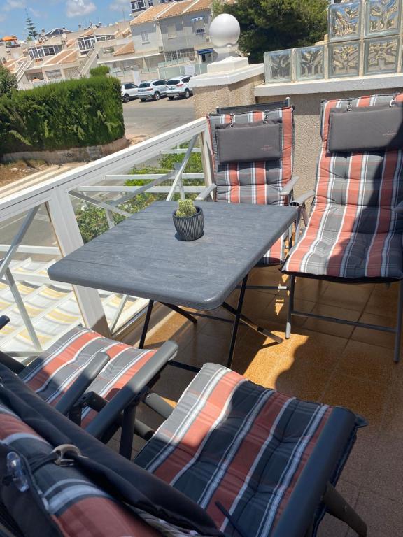 Posedenie v ubytovaní Roof terrace apartment with pool, bikes included