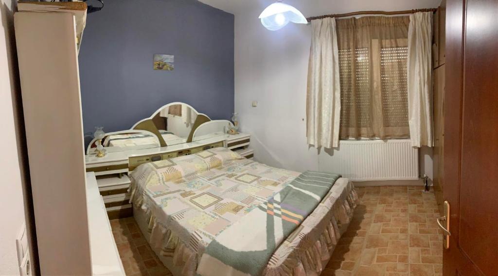 Łóżko lub łóżka w pokoju w obiekcie LOGA PARALIA DIKELLA EVROs