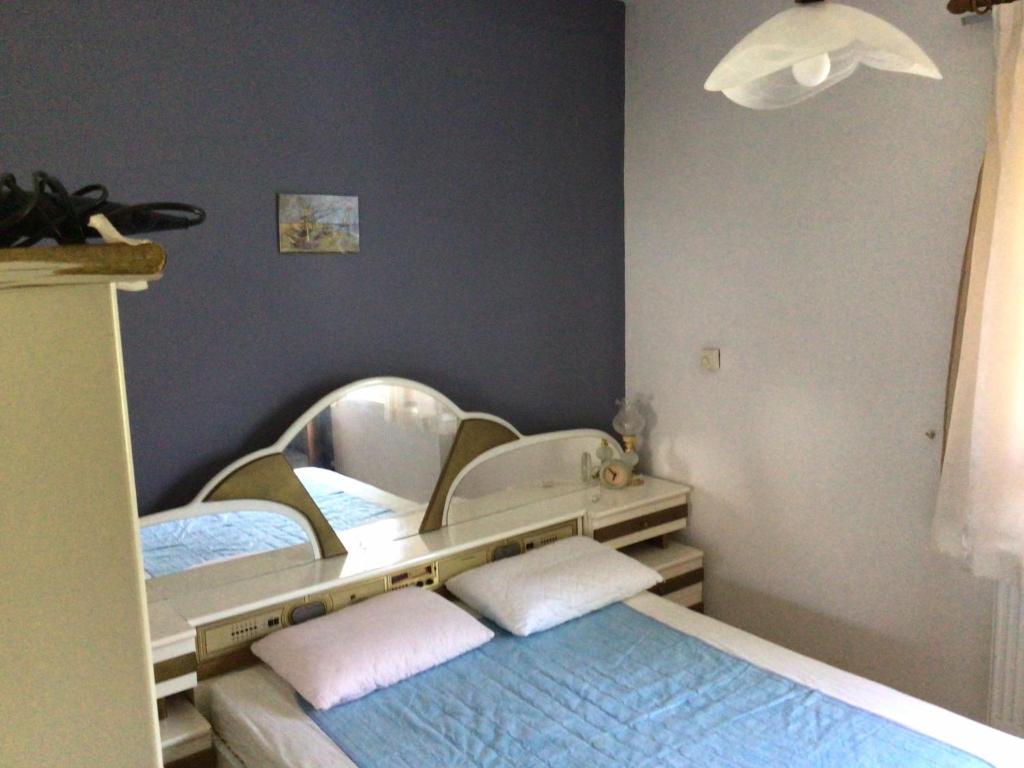Łóżko lub łóżka w pokoju w obiekcie LOGA PARALIA DIKELLA EVROs