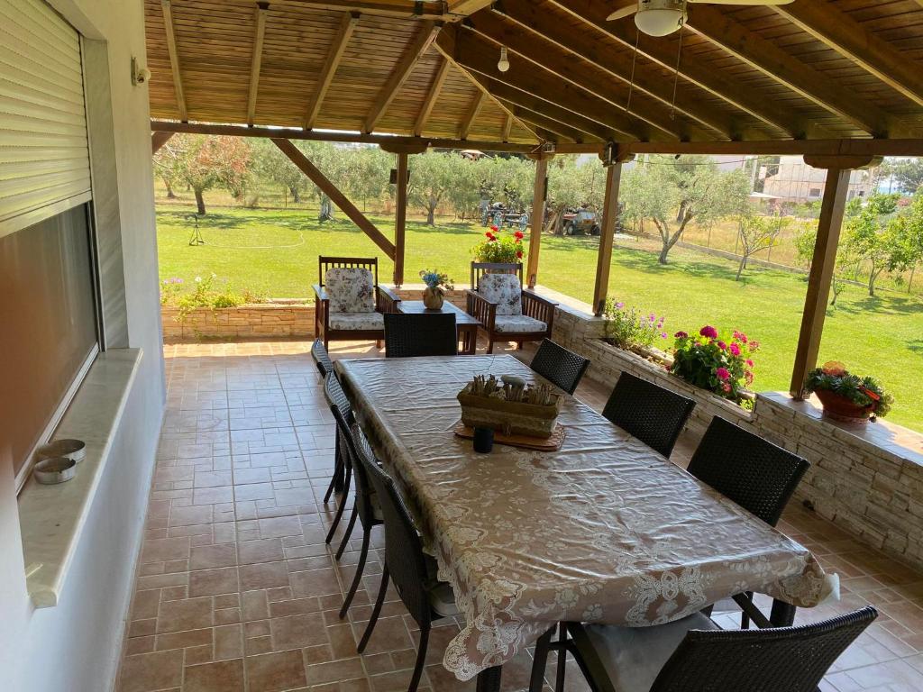 patio ze stołem i krzesłami na patio w obiekcie LOGA PARALIA DIKELLA EVROs w mieście Mesimvría