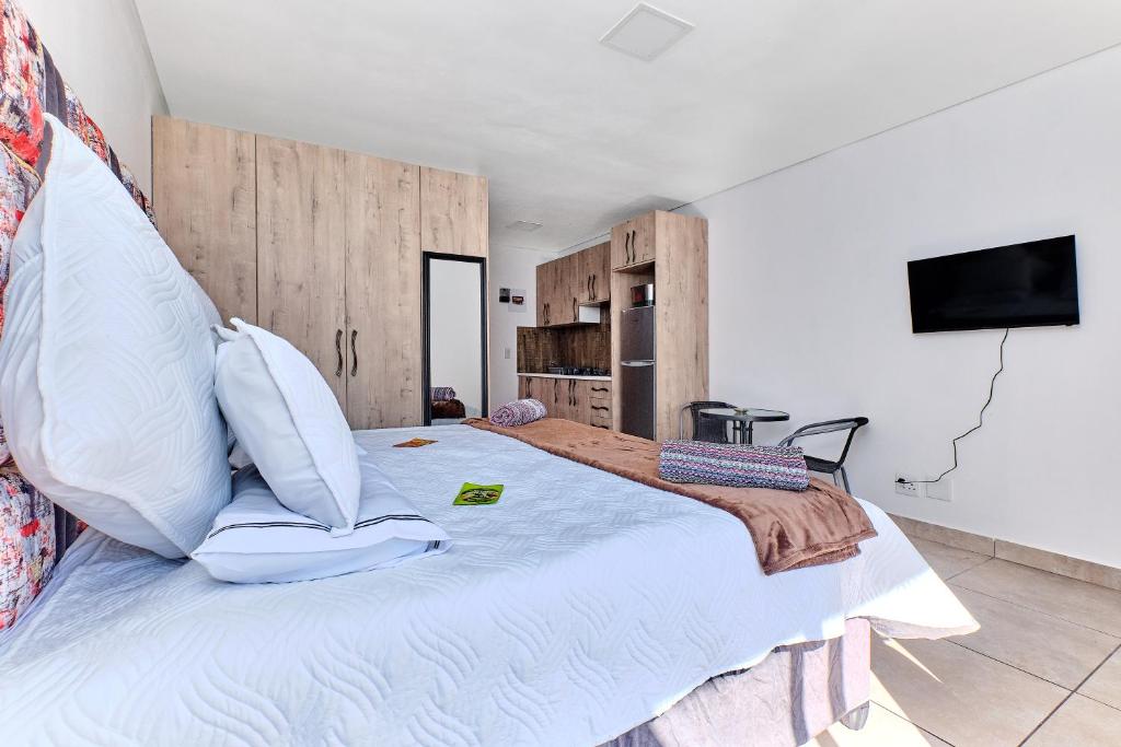 Fotografie z fotogalerie ubytování Bachelor unit with inverter in Sandton v destinaci Johannesburg
