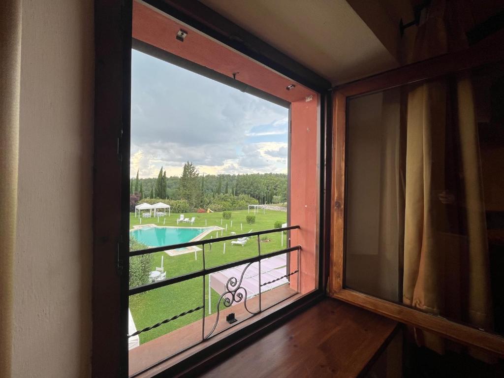 Bazén v ubytovaní Hotel Relais Santa Genoveffa alebo v jeho blízkosti