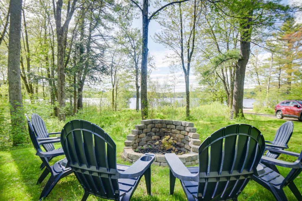 um grupo de cadeiras de jardim à volta de uma fogueira em Gilmanton Vacation Rental with Kayaks - At Loon Pond em Gilmanton