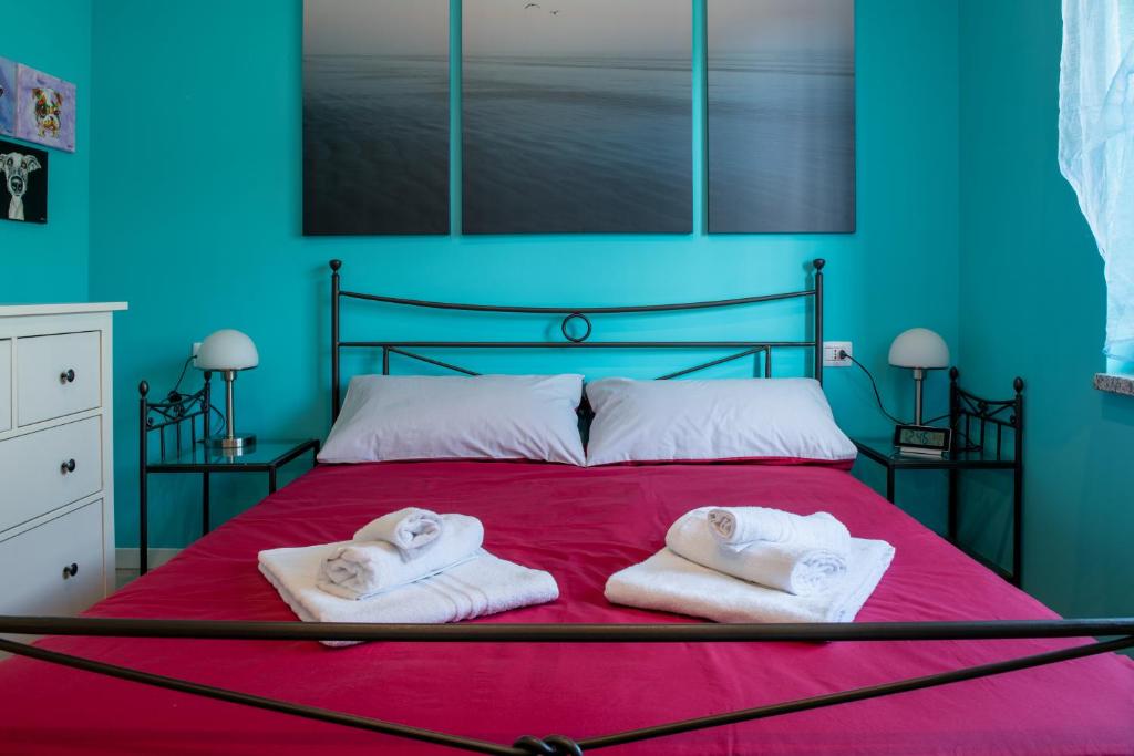 Una cama con dos personas puesta en toallas. en [near Orio center]2BR The quiet and relaxing house en Azzano San Paolo