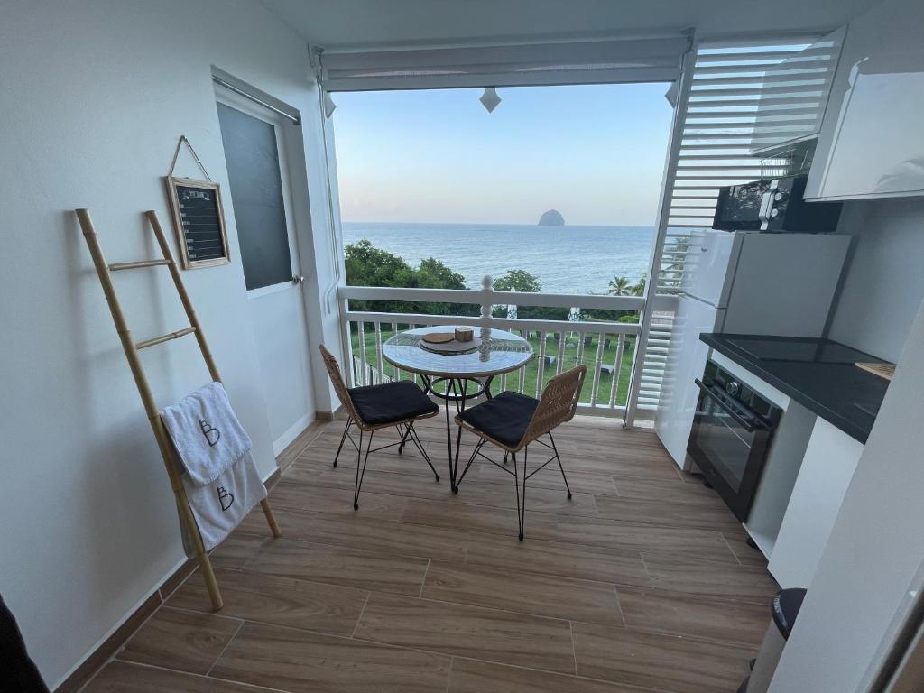 Kuchyň nebo kuchyňský kout v ubytování Diamond View - Marinotel Vue mer sur le Diamant et accès piscine