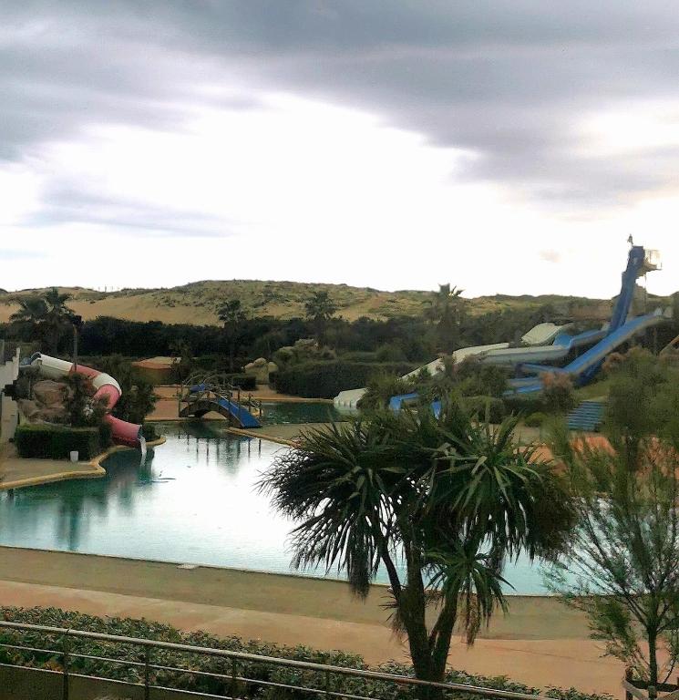 - une vue sur un parc aquatique avec un toboggan dans l'établissement studio à cent mètres de l'océan., à Seignosse