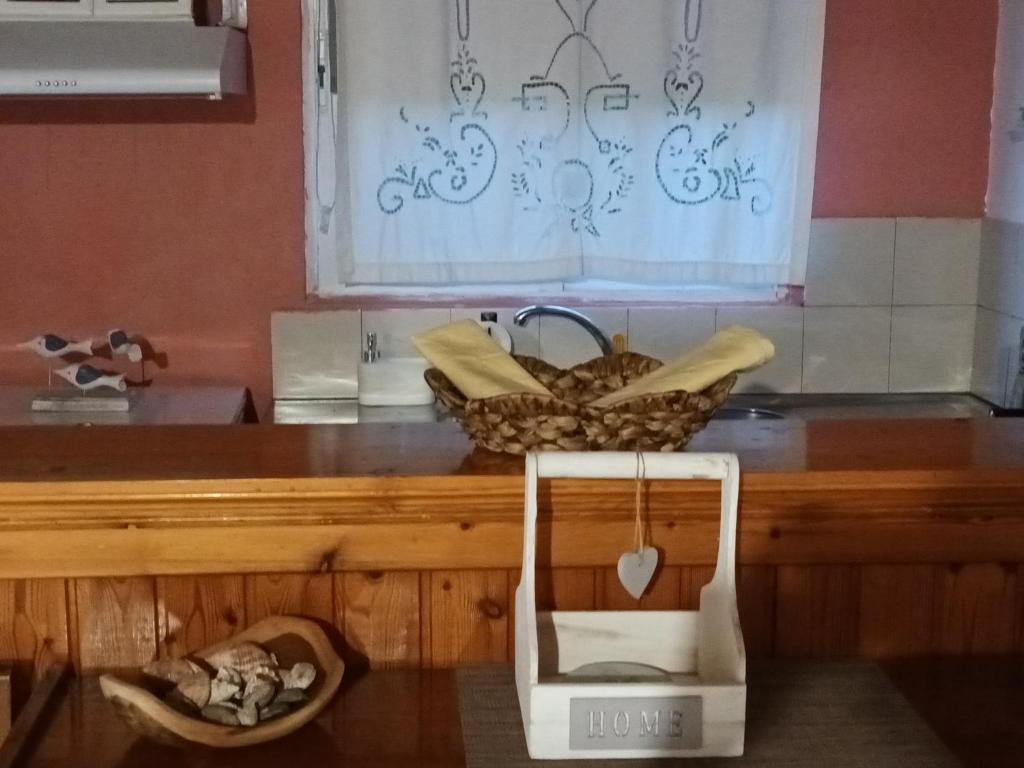 una encimera de cocina con una cesta encima en CASA NONNA Traditional guest house, en Oziás