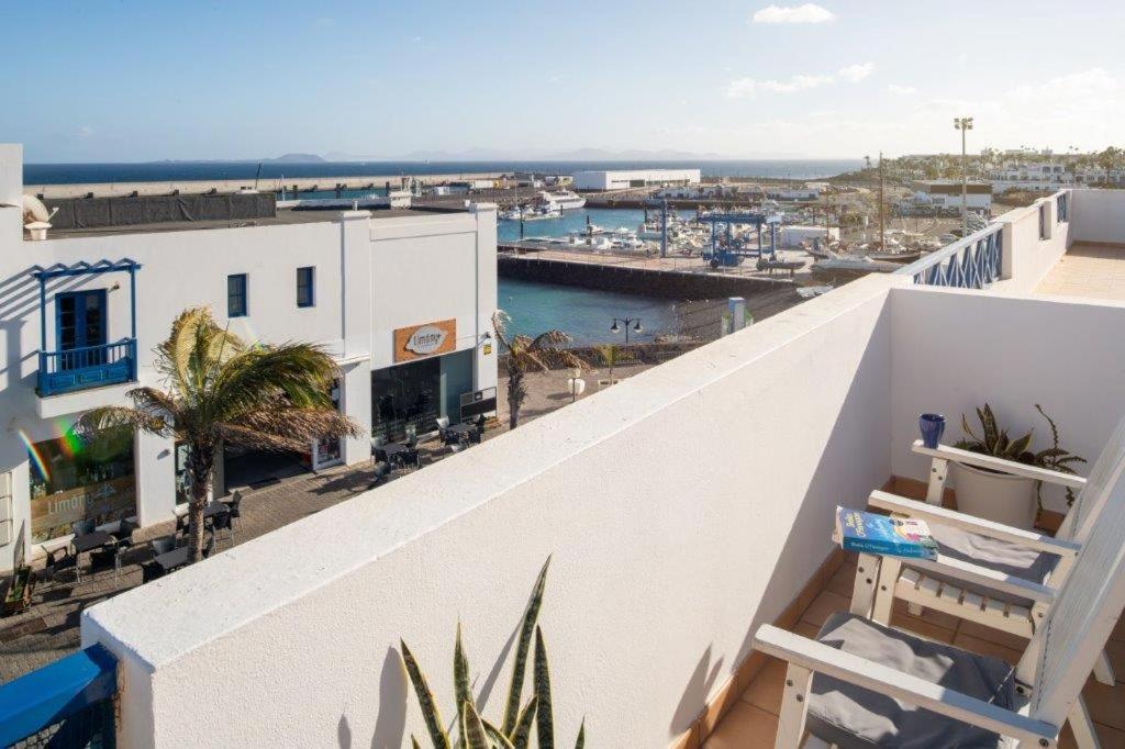 Apartamento con balcón y vistas al puerto deportivo. en El Puertito Apartamento Ocean View, en Playa Blanca