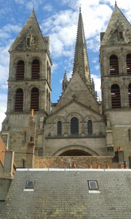 une vieille église avec deux tours et un toit dans l'établissement Chambre d'hôte d'une maison de chanoine - pas un hôtel, 3ème étage, 3 pièces, 90m2, à Autun