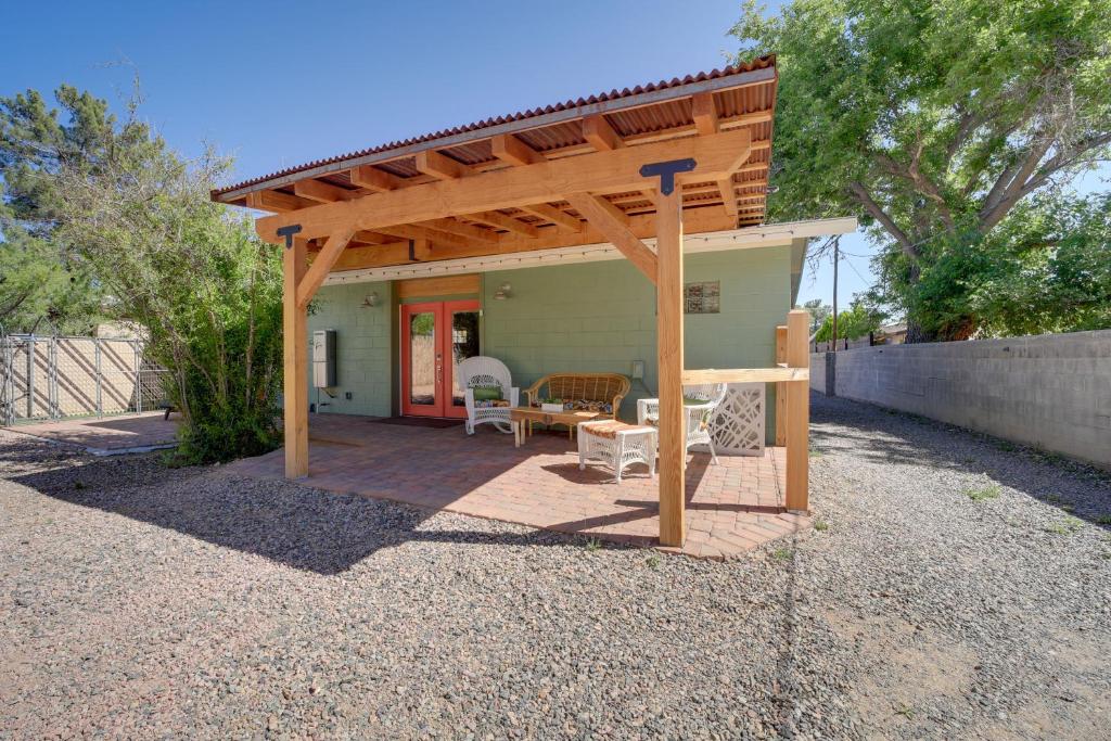 uma pérgola com uma mesa e cadeiras num pátio em Old Town Cottonwood Cottage with Mod Interior! em Cottonwood