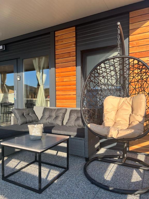 una veranda con una sedia, un divano e un tavolo di Mobile Home L&L a Drage