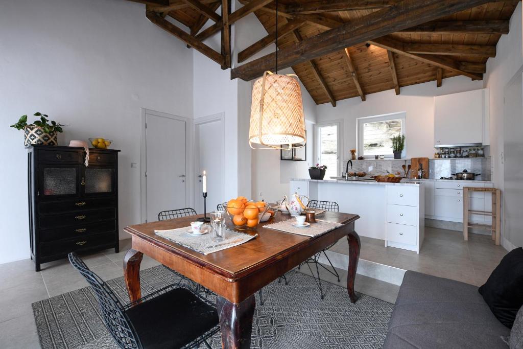 - une cuisine avec une table en bois et des oranges dans l'établissement Villa Sofia Old Town, à Kavala