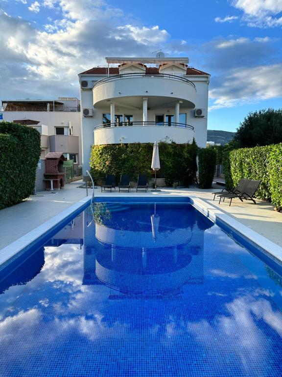 Bazén v ubytovaní Apartments Villa Ohana alebo v jeho blízkosti