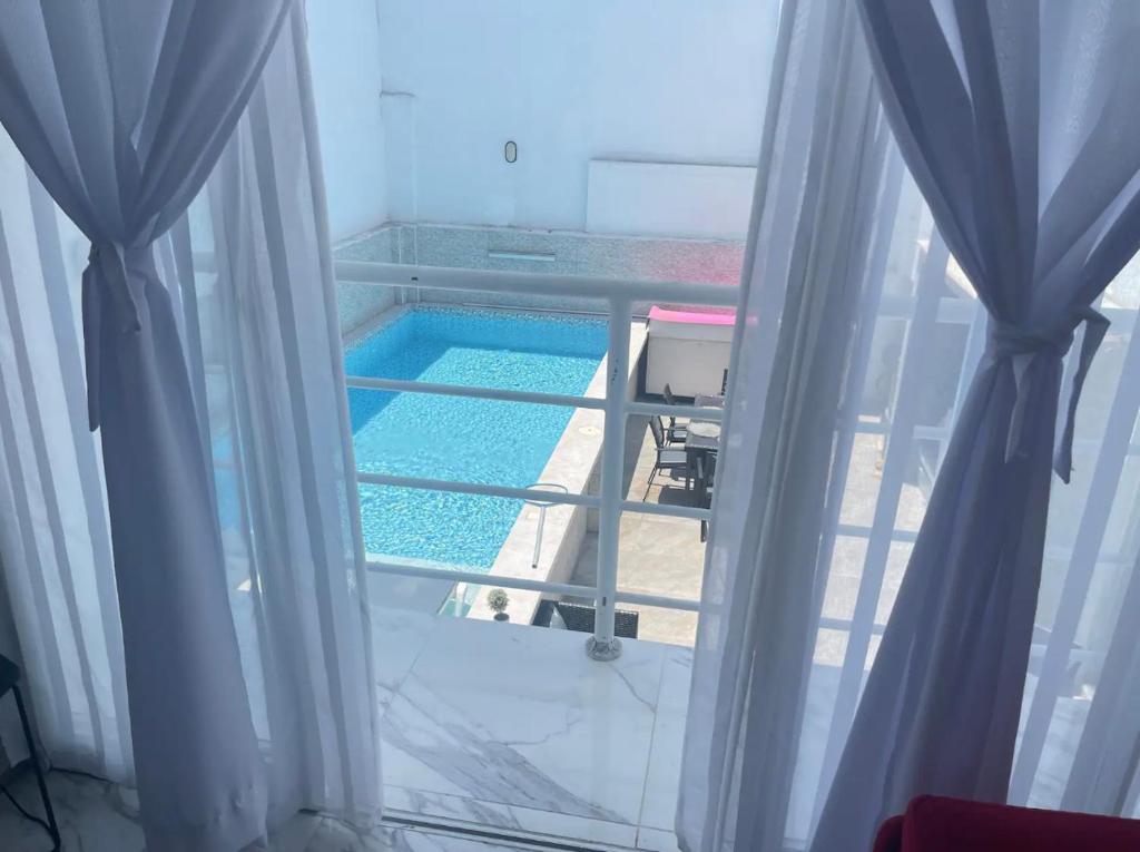 una ventana con vistas a la piscina en Departamento La Punta B - Piscina - Zona parrilla en Lima