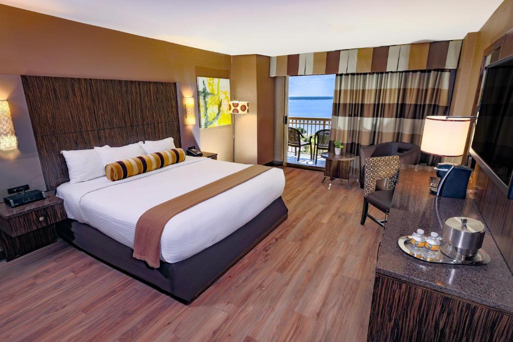 Ein Bett oder Betten in einem Zimmer der Unterkunft Golden Nugget Biloxi