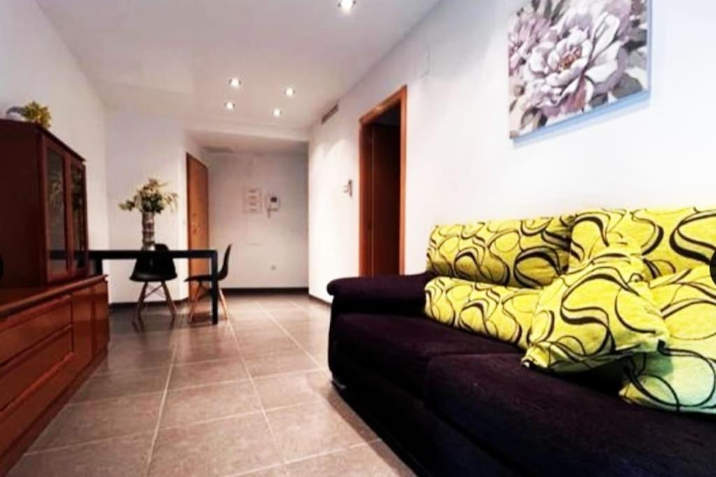 sala de estar con sofá y mesa en Apartamento cerca del mar en Castellon, en Grao de Castellón