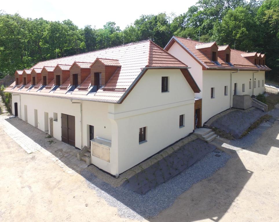 einen Blick über ein Gebäude mit rotem Dach in der Unterkunft Zámek Castle Račice - Podzámčí Undercastle in Račice