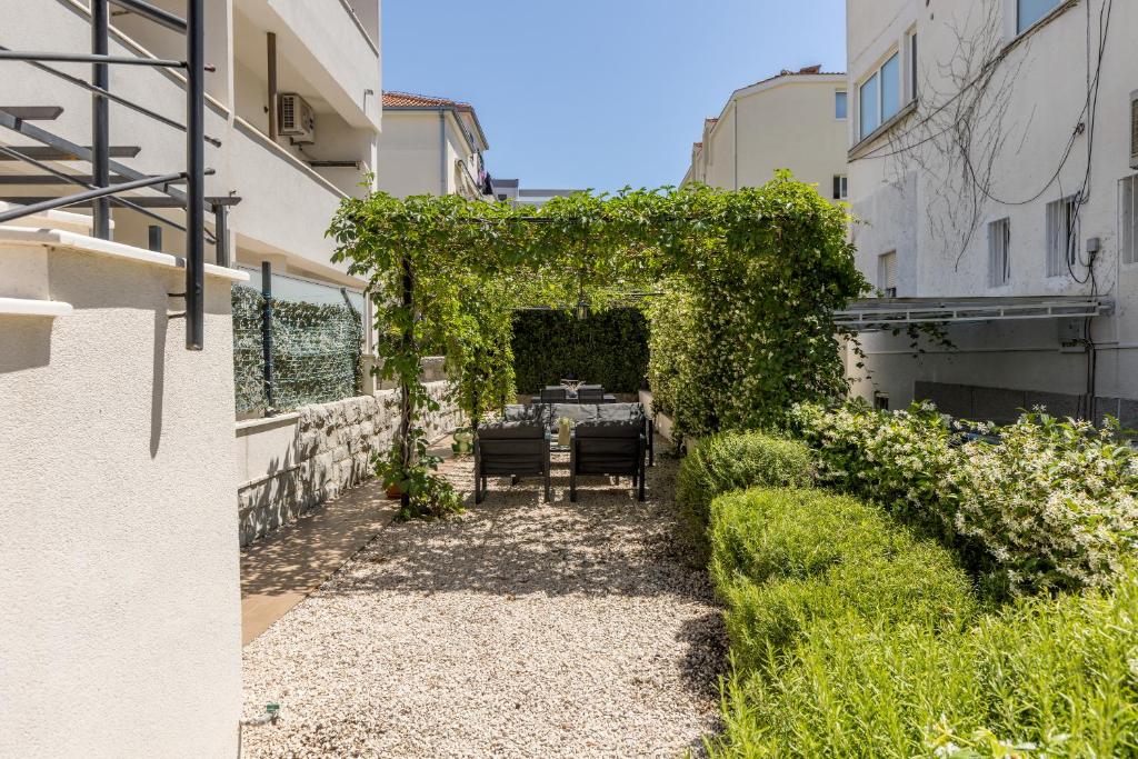 Vonkajšia záhrada v ubytovaní Apartments Milla