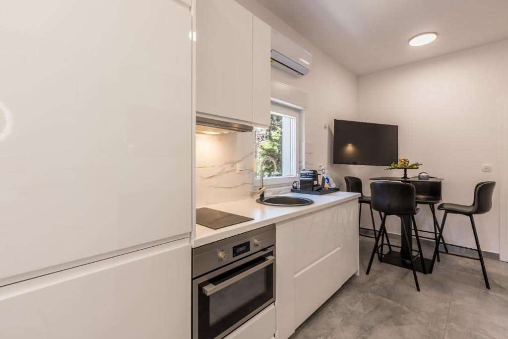 Kuchyňa alebo kuchynka v ubytovaní Apartments Milla