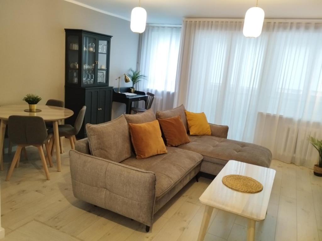 ein Wohnzimmer mit Couch und Tisch in der Unterkunft Moon Apartment in Breslau