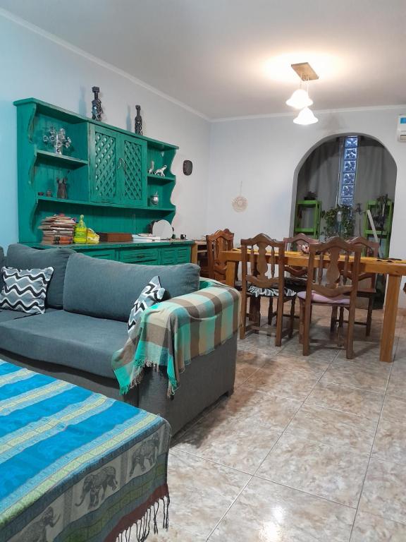 uma sala de estar com um sofá e uma sala de jantar em La torre 22 em Santiago del Estero