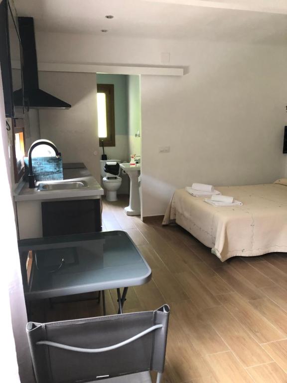 Postel nebo postele na pokoji v ubytování Hostal-Restaurante Fogón de Gredos