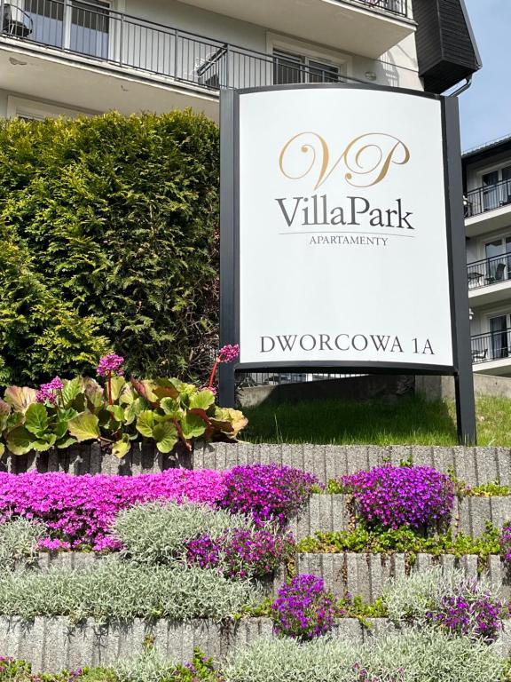 una señal para un parque de villas con flores púrpuras en Apartament Esensja II en Szklarska Poręba